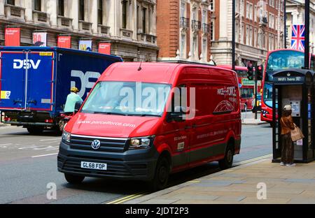 Il furgone Red Parcel Force è stato parcheggiato a Piccadilly Londra Inghilterra Regno Unito Foto Stock