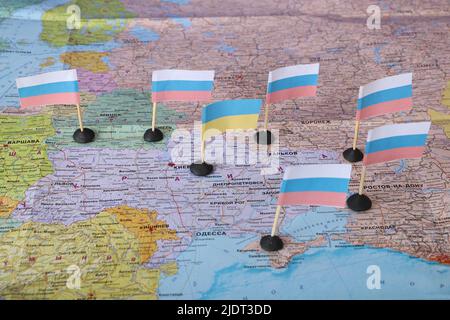 Bandiere ucraine e russe collocate su una mappa dell'Europa. Ucraina crisi e conflitti. Foto Stock