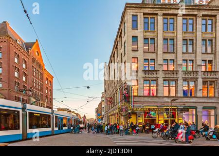 AMSTERDAM, PAESI BASSI - 12 MARZO 2015: Traffico intenso durante l'ora di punta nella piazza centrale della diga di Amsterdam, Paesi Bassi Foto Stock