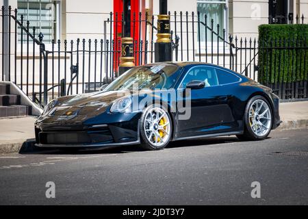 Londra- Porsche parcheggiata all'esterno di case a schiera a Belgravia Foto Stock