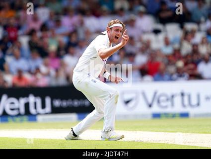 L'Inghilterra Stuart Broad si appella con successo al cazzo di Kane Williamson della Nuova Zelanda durante il giorno uno del terzo LV= Insurance Test Series Match allo stadio Emerald Headingley di Leeds. Data foto: Giovedì 23 giugno 2022. Foto Stock