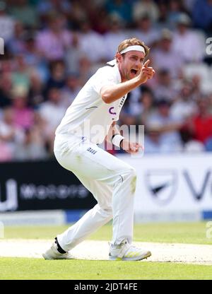 L'Inghilterra Stuart Broad si appella con successo al cazzo di Kane Williamson della Nuova Zelanda durante il giorno uno del terzo LV= Insurance Test Series Match allo stadio Emerald Headingley di Leeds. Data foto: Giovedì 23 giugno 2022. Foto Stock