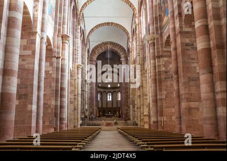 Vista interna dell'immensa navata con 12 archi che si estendono sulle possenti colonne della famosa Cattedrale di Speyer in Germania. L'estremità orientale è... Foto Stock