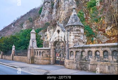 La porta neoromanica in pietra intagliata della Cappella rupestre del Monastero Paolino, situata ai piedi della collina di Gellert, Budapest, Ungheria Foto Stock