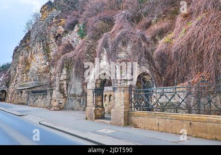 Il piccolo padiglione coperto di viti intagliate fa parte del complesso Rock Chapel del Monastero Paolino, situato ai piedi della collina di Gellert, Budape Foto Stock
