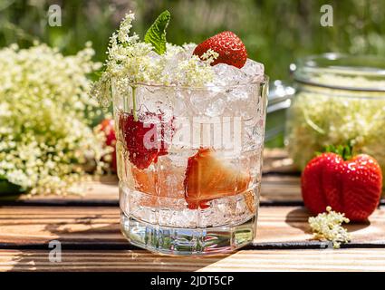 Primo piano della bevanda rinfrescante nel giorno d'estate. Limonata di fragole di sambuco. Foto Stock