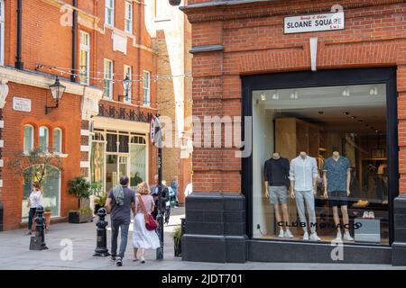 Londra - Maggio 2022: Shopping e vetrina su Sloane Square, una destinazione commerciale in alto mercato nel sud-ovest di Londra Foto Stock