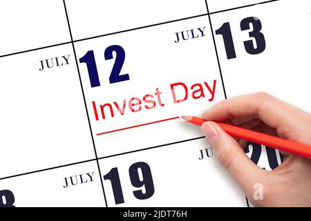 12th luglio. Disegno a mano linea rossa e scrittura del testo Invest Day il calendario data 12 luglio. Concetto commerciale e finanziario. Mese estivo, giorno di Foto Stock