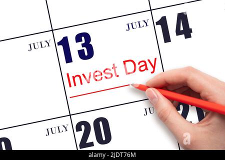 13th luglio. Disegno a mano linea rossa e scrittura del testo Invest Day il calendario data 13 luglio. Concetto commerciale e finanziario. Mese estivo, giorno di Foto Stock