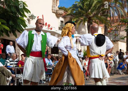 Spettacolo folcloristico al Pueblo Canario, musicisti e ballerini con costumi tradizionali al Parque Doramas, Las Palmas, Grand Canary, Isole Canarie, Spagna Foto Stock