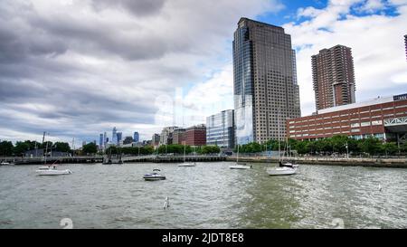 NEW YORK, NY, Stati Uniti d'America - 18 GIUGNO 2022 : Manhattan view near BMCC Tribeca Performing Arts Cente rnear West Street Highway Foto Stock