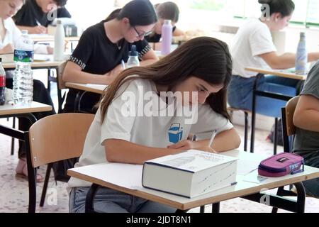 Italia, Arezzo, 23 giugno 2022 : esami di maturità delle scuole superiori 2022. Scuola superiore scientifica Francesco Redi, test di matematica, questa è la seconda prova degli esami di maturità. Dopo 2 anni di sospensione in Italia torniamo a fare il test scritto e non vi è alcun obbligo di indossare una maschera anti-Covid. Foto © Daiano Cristini/Sintesi/Alamy Live News Foto Stock