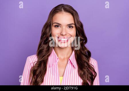 Foto ritratto sorridente donna felice indossando a righe camicia isolato pastello viola colore sfondo Foto Stock