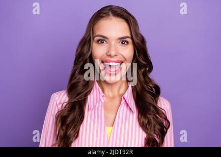 Ritratto di foto sorridente stupito donna gioita indossando a righe camicia isolato pastello viola sfondo di colore Foto Stock