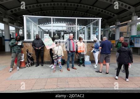 Lewisham, Londra, Regno Unito. 23rd giugno 2022. Membri dell'Unione RMT in servizio picket ufficiale fuori dalla stazione di Lewisham il secondo giorno del National Railway Strike. Credit: John Gaffen/Alamy Live News Foto Stock