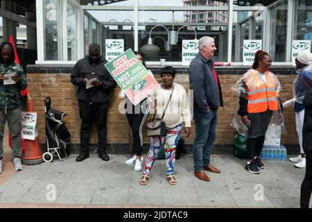 Lewisham, Londra, Regno Unito. 23rd giugno 2022. Primo piano dei membri della RMT in servizio picket fuori dalla stazione di Lewisham, il secondo giorno del National Railway Strike. Credit: John Gaffen/Alamy Live News Foto Stock