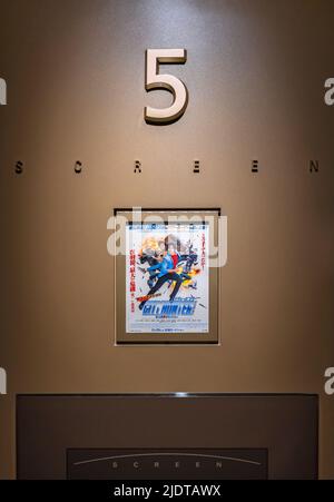 tokyo, giappone - novembre 05 2019: Muro dell'ingresso di una sala cinematografica giapponese che proietta il film francese rifacendo il famoso manga e anime Foto Stock