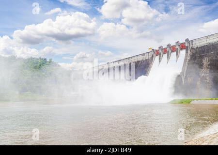 La diga Khun Dan Prakarn Chon è una diga con centrale idroelettrica e irrigazione e protezione contro le inondazioni nel distretto di Nakhon Nayok Province , T. Foto Stock