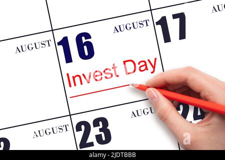 16th agosto. Disegno a mano linea rossa e scrittura del testo Invest Day in data calendario agosto 16. Concetto commerciale e finanziario. Mese estivo, da Foto Stock