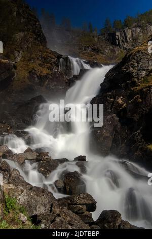 La famosa cascata Laatefosssen da Odda, Hardanger, Norvegia, nel maggio 2015. Foto Stock