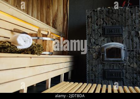 Interni di moderna sauna finlandese in legno Foto Stock