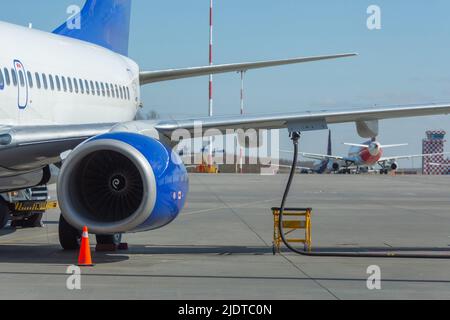 Servizio di terra prima del volo. Rifornimento di aeroplano all'aeroporto Foto Stock