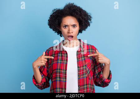 Foto di giovane afro ragazza stupito scioccato punto sorpreso dita lei stessa accusa isolato colpa su sfondo blu colore Foto Stock