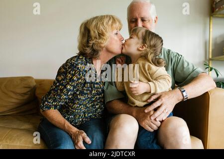 Nonna bacia la nonna (4-5) sul divano Foto Stock