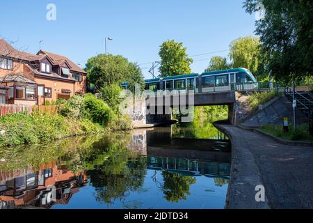 Tram che attraversa Nottingham e Beeston Canal in una giornata estiva soleggiata a Lenton, Nottinghamshire Inghilterra Regno Unito Foto Stock