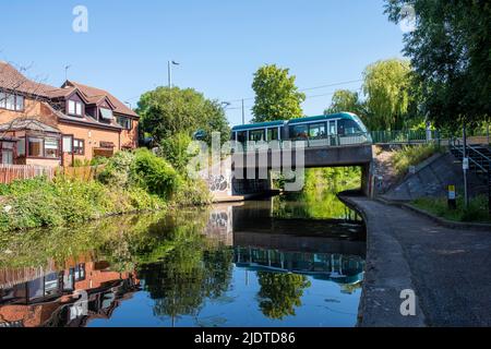 Tram che attraversa Nottingham e Beeston Canal in una giornata estiva soleggiata a Lenton, Nottinghamshire Inghilterra Regno Unito Foto Stock