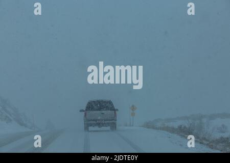 USA, Idaho, Fairfield, camion pick-up sulla neve coperta autostrada 20 in paesaggio rurale Foto Stock