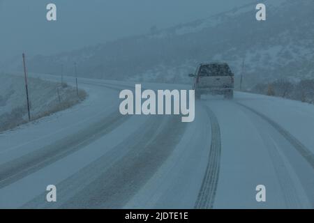 USA, Idaho, Fairfield, camion pick-up sulla neve coperta autostrada 20 in paesaggio rurale Foto Stock