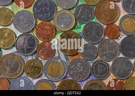 cambio valuta: monete diverse che giacciono sulle banconote in carta Foto Stock