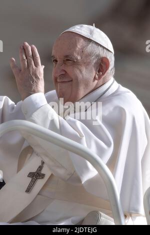 Città del Vaticano, Vaticano. 22 giugno 2022. Papa Francesco ondeggia durante la sua udienza generale settimanale in Piazza San Pietro. Credit: Maria Grazia Picciarella/Alamy Live News Foto Stock