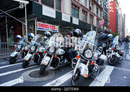 Manhattan, USA - 11. Novembre 2021: NYPD Police Motorcycle parcheggiato a New York City durante la Veterans Day Parade. Polizia che fornisce la sicurezza per i veterani D Foto Stock