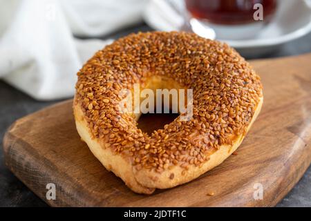 Croissant su sfondo scuro. Biscotti dolci con sesamo. Prelibatezze della cucina turca, nome locale Ay coregi. Primo piano Foto Stock