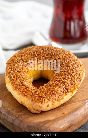 Croissant su sfondo scuro. Biscotti dolci con sesamo. Prelibatezze della cucina turca, nome locale Ay coregi. Primo piano Foto Stock