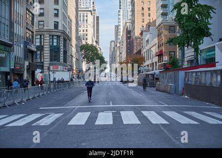 Manhattan, USA - 11. Novembre 2021: Uomini in scooter elettrico a NYC, strade vuote a Manhattan prima della sfilata dei Veterans Day Foto Stock