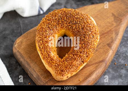 Croissant su sfondo scuro. Biscotti dolci con sesamo. Prelibatezze della cucina turca, nome locale Ay coregi. Primo piano Foto Stock