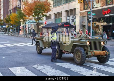 Manhattan, USA - 11. 2021 novembre: Veterans Day Parade. US Army Sargent guida militare Jeep a NYC Foto Stock