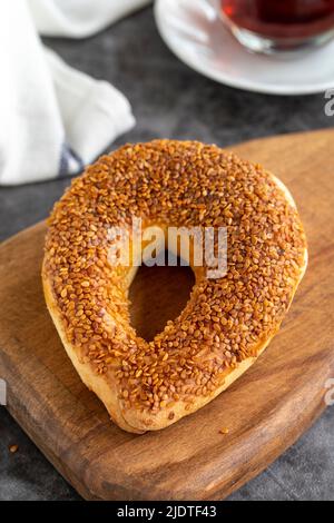 Croissant su sfondo scuro. Biscotti dolci con sesamo. Prelibatezze della cucina turca, nome locale Ay coregi. Primo piano Foto Stock