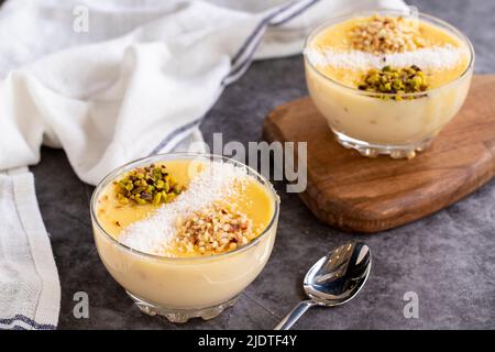 Dessert Keskul. Prelibatezze della cucina turca. Dessert turchi tradizionali deliziosi. Primo piano Foto Stock