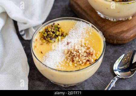 Dessert Keskul. Prelibatezze della cucina turca. Dessert turchi tradizionali deliziosi. Primo piano Foto Stock