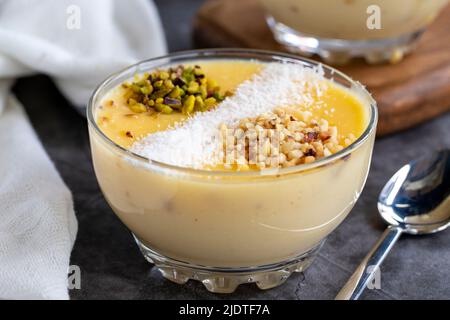 Dessert Keskul. Prelibatezze della cucina turca. Dessert turchi tradizionali deliziosi. Primo piano Foto Stock