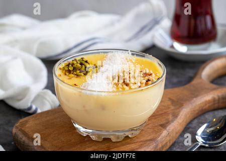 Dessert Keskul. Prelibatezze della cucina turca. Dessert turchi tradizionali deliziosi. Primo piano Foto Stock