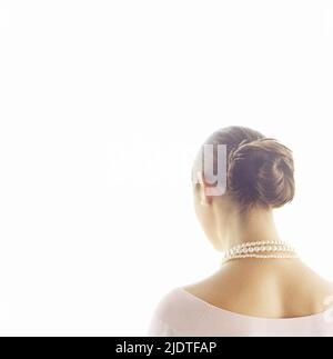 Vista posteriore della donna che indossa collana di perle Foto Stock