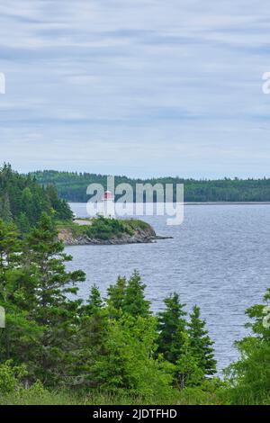 Il faro di Jerome Point si affaccia su St Peter's Bay vicino a St Peter's Cape Breton. Foto Stock