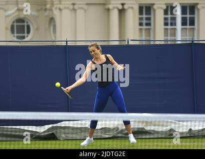 Paula Badosa (Spagna) sui tribunali di pratica presso il Rothsay International, Devonshire Park, Eastbourne, 18th giugno 2022 Foto Stock