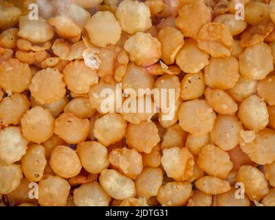 Palline d'acqua (pani puri) serpente cibo in india. Panipuri conosciuto anche come golgappa, phuchka, gupchup o pani KE patashe è il cibo di strada più popolare in india Foto Stock