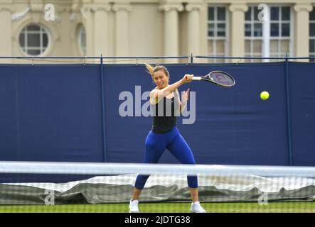 Paula Badosa (Spagna) sui tribunali di pratica presso il Rothsay International, Devonshire Park, Eastbourne, 18th giugno 2022 Foto Stock